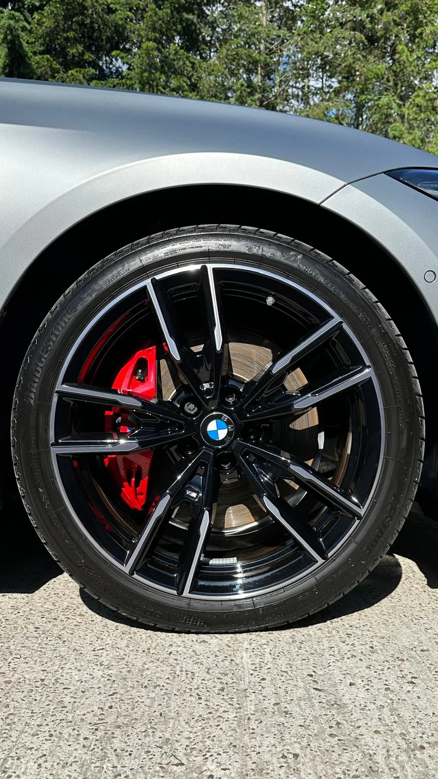 Czarna felga BMW z czerwonym zaciskiem hamulcowym